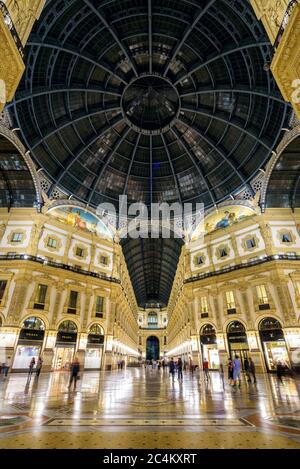 Milan, Italie - 15 mai 2017 : intérieur de la galerie Vittorio Emanuele II à Milan la nuit. Cette galerie est l'un des plus anciens centres commerciaux du monde et Mila Banque D'Images