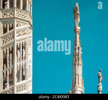 Vue rapprochée de la cathédrale de Milan, Italie. Détail du toit de luxe. La célèbre cathédrale de Milan ou Duomo di Milano est un des principaux sites de Milan. Vue sur Gothi Banque D'Images