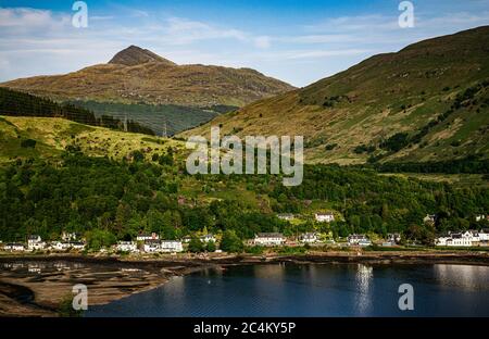 Chalets blancs du village d'Arrochar à la lisière du Loch long. Paysage d'été pittoresque des Highlands écossais. Banque D'Images