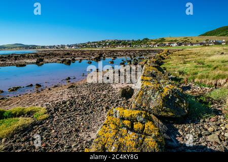 Rocky Beach près du village écossais de Seamill à Firth of Clyde, un après-midi ensoleillé d'été. Paysage côtier écossais. Banque D'Images