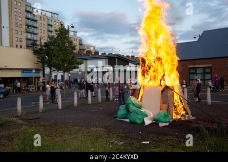 Un petit feu de joie dans la communauté Sandy Row le onzième soir. Banque D'Images