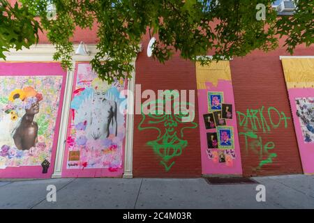 De nombreux artistes créent de la peinture murale sur le panneau de barricade des vitrines de magasins à SOHO Banque D'Images