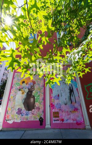De nombreux artistes créent de la peinture murale sur le panneau de barricade des vitrines de magasins à SOHO Banque D'Images