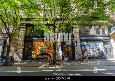De nombreux artistes créent de la peinture murale sur le panneau de barricade des vitrines de magasins à SOHO Banque D'Images