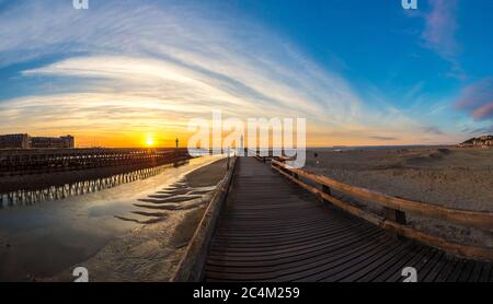 Panorama de l'embarcadère et du phare en bois à Trouville et Deauville dans une belle soirée d'été, en France Banque D'Images