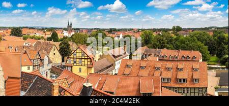 Vue panoramique aérienne de Quedlinburg en une belle journée d'été, en Allemagne Banque D'Images