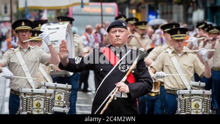 12e (douzième) juillet Parade, Belfast. stern leader de groupe cherchant à marcher dans la rue en uniforme. Banque D'Images