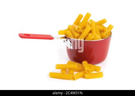 une petite casserole pleine de pâtes rigatoni isolées sur blanc Banque D'Images