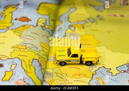 POZNAN, POLOGNE - 10 juin 2019 : camion jouet Mattel Hot Wheels sur une carte du monde Banque D'Images