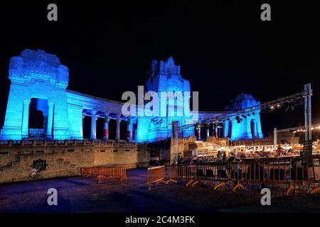 Bergame, Italie. 26 juin 2020. Répétitions pour choeur d'orchestre et chanteurs solo pour le grand concert sur la place devant le cimetière monumental de Bergame, le Président de la République Sergio Mattarella assistera à la messe Requiem de Donizetti organisée par le Palazzo Frizzoni et la Fondation Donizetti. L'événement sera diffusé en direct sur RAI 1. (Photo de Luca Ponti/Pacific Press) crédit: Agence de presse du Pacifique/Alay Live News Banque D'Images