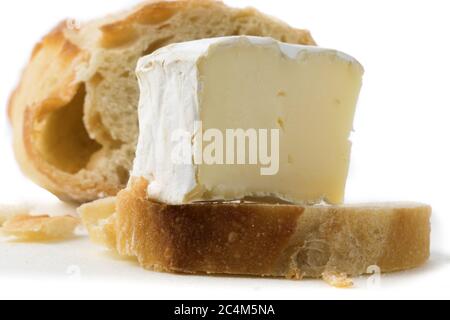 Macro gros plan d'un coin de fromage brie avec une tranche de baguette française isolée sur blanc Banque D'Images