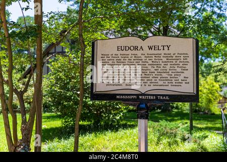 Jackson, MS, USA - 10 juin 2020 : panneau de la piste des écrivains du Mississippi devant la maison Eudora Welty, un site historique national, situé dans le bel Banque D'Images