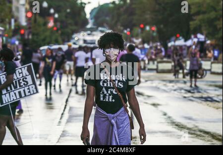 Washington, États-Unis. 27 juin 2020. Une femme traverse la Black Lives Matter Plaza le samedi 27 juin 2020 à Washington, DC. Des manifestations, manifestations et rassemblements ont lieu tous les jours depuis le décès de George Floyd à Minneapolis, Minnesota. Photo de Leigh Vogel/UPI crédit: UPI/Alay Live News Banque D'Images