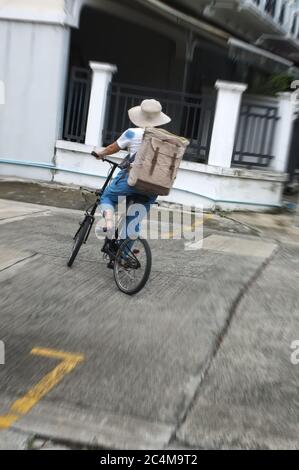 Femme à vélo noir service de livraison de boîtes. Bannière Web, club de vélos, Banque D'Images