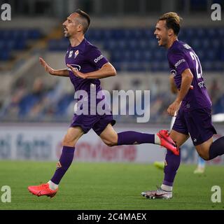 Rome. 28 juin 2020. Frank Henry Pierre Ribery (L) de Fiorentina célèbre son but lors d'un match de football de Serie A entre Lazio et Fiorentina à Rome, Italie, le 27 juin 2020. Crédit: Xinhua/Alay Live News Banque D'Images