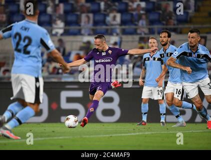 Rome. 28 juin 2020. Frank Henry Pierre Ribery (2e L) de Fiorentina tourne lors d'un match de football de série A entre Lazio et Fiorentina à Rome, Italie, le 27 juin 2020. Crédit: Xinhua/Alay Live News Banque D'Images