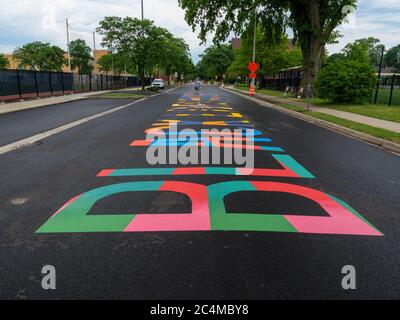 La peinture murale noire de la rue est importante. Soville Street, au sud de Lake Street, Oak Park, Illinois. Banque D'Images