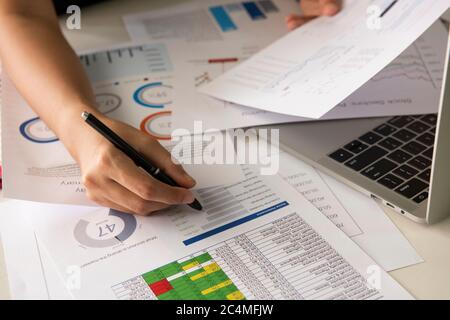 Homme d'affaires analysant des graphiques d'investissement avec un ordinateur portable. Comptabilité et concept commercial Banque D'Images