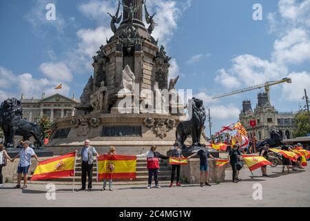 Barcelone, Espagne. 27 juin 2020. Des manifestants sont vus autour du monument de Christophe Colomb pendant la manifestation.environ 150 personnes appartenant au parti d'extrême droite espagnol VOX se sont rassemblées à la base du monument de Christophe Colomb pour défendre la permanence de Colomb en tant que symbole de Barcelone contre l'attaque de groupes antiracistes. Crédit : SOPA Images Limited/Alamy Live News Banque D'Images