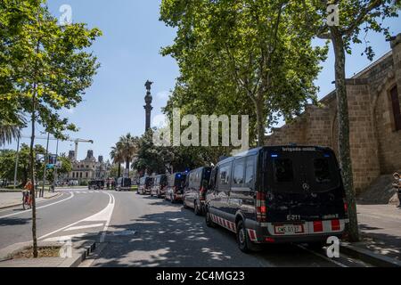 Barcelone, Espagne. 27 juin 2020. Le monument de Christophe Colomb est vu protégé par de nombreuses voitures de police catalanes. Environ 150 personnes appartenant au parti d'extrême droite espagnol VOX se sont rassemblées à la base du monument de Christophe Colomb pour défendre la permanence de Colomb comme symbole de Barcelone contre l'attaque de groupes antiracistes. Crédit : SOPA Images Limited/Alamy Live News Banque D'Images