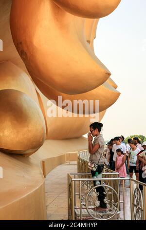 ANG Thong, Thaïlande. 27 février 2010. Les fidèles prient au pied de la statue de Bouddha au temple Wat Muang, le lieu sacré de culte bouddhiste de la province d'Ang Thong situé à 120 kms de Bangkok. C'est la plus haute statue de Bouddha du royaume, mesurant 92 mètres de haut et 63 mètres de large. Crédit: Paul Lakatos/SOPA Images/ZUMA Wire/Alay Live News Banque D'Images