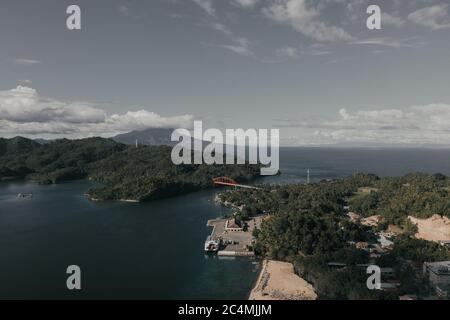 Vue panoramique d'un petit village côtier dans une île Aux Philippines Banque D'Images