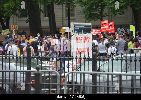 New York, États-Unis. 28 juin 2020. New York, NY - 27 juin 2020 : des manifestants se sont rassemblés devant l'hôtel de ville de New York lors de la manifestation à l'hôtel de ville d'Occupy pour exiger le financement de NYPD et de justice pour George Floyd dans le centre-ville de Manhattan. (Photo de Ryan Rahman/Pacific Press) crédit: Pacific Press Agency/Alay Live News Banque D'Images