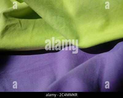 Tissu synthétique froissé vert et violet Banque D'Images