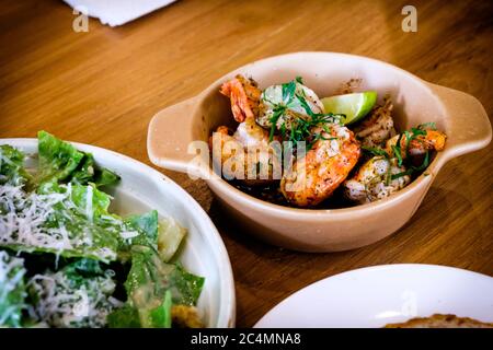 Gambas al Adillo fraîchement grillé, pinchos de crevettes au piment et à l'ail, servis sur une table en bois Banque D'Images