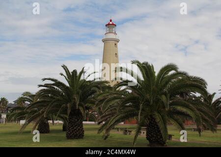 Faro de Punta del Este entouré de verdure sous un Ciel nuageux en Uruguay Banque D'Images