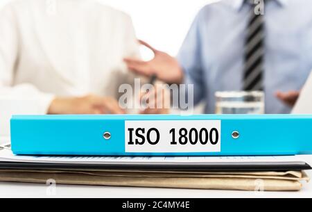 Concept ISO 18000 avec le gestionnaire et le vérificateur qui parlent des normes de gestion santé et sécurité au travail. Banque D'Images
