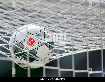 Wolfsburg, Allemagne, 27 juin 2020, officiel DFL Bundesliga jeu ball Derbystar, brillant APS, match, ballon de cuir, football, au match 1.Bundesliga VFL WOLFSBURG - FC BAYERN MUENCHEN 0-4 en saison 2019/2020 am match 34. FCB Foto: © Peter Schatz / Alay Live News / Frank Hoermann/Sven Simon/Pool - LES RÈGLEMENTS DFL INTERDISENT TOUTE UTILISATION DE PHOTOGRAPHIES comme SÉQUENCES D'IMAGES et/ou QUASI-VIDÉO - agences de presse nationales et internationales HORS usage éditorial SEULEMENT Banque D'Images