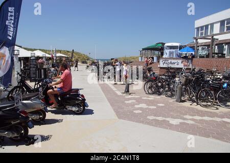 Entrée à la plage du village côtier néerlandais de Bergen aan Zee avec de nombreux vélos et scooters. Juin, une belle journée d'été aux pays-Bas. Banque D'Images