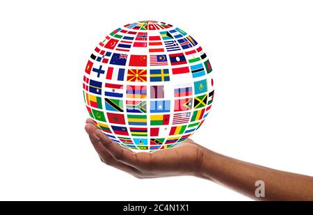 Jeune homme tenant un globe fait de drapeaux internationaux, isolé sur blanc, collage Banque D'Images