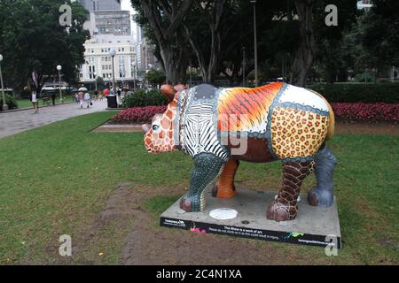 Une sculpture de rhinocéros appelée « All patched Up » à Hyde Park North, Sydney par Lynley Kirkness, parrainée par Bench International - les experts de voyage en Afrique. Banque D'Images