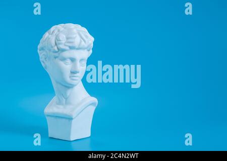 Sculpture grecque ancienne，sculpture David, fond bleu Banque D'Images