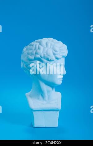 Sculpture grecque ancienne，sculpture David, fond bleu Banque D'Images