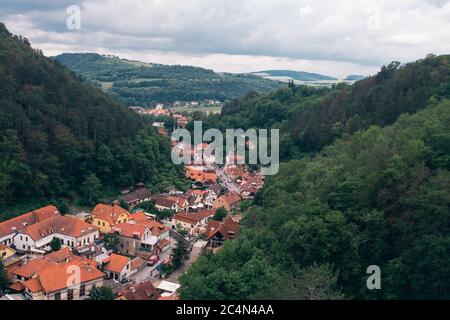 Karlstejn, République tchèque - juin 22 2019 : Karlstejn Village Cityscape ou Townscape dans le quartier de Beroun, en Bohême centrale, une attraction touristique célèbre. Banque D'Images