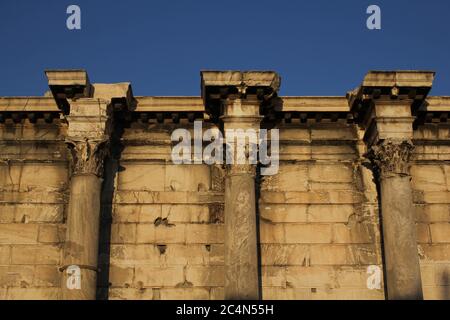 Mur de la bibliothèque d'Hadrien à Athènes, Grèce contre le ciel bleu Banque D'Images