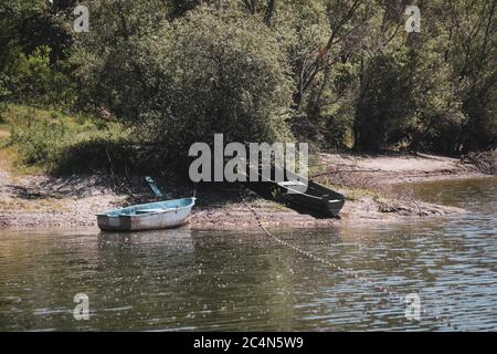 Bateaux de pêche sur la rive du Danube en Roumanie. Banque D'Images