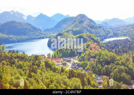 Lac Alpsee et Alpes à Fussen . Paysage de Bavière avec lac et montagnes Banque D'Images