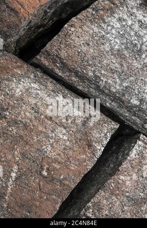 Une fissure précise et pointue en forme de z ou s sur la surface du soubassement , Finlande Banque D'Images