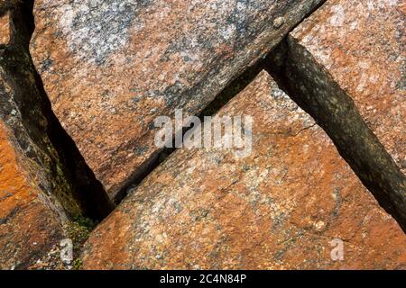 Une fissure précise et angulaire sur la surface de la roche, Finlande Banque D'Images