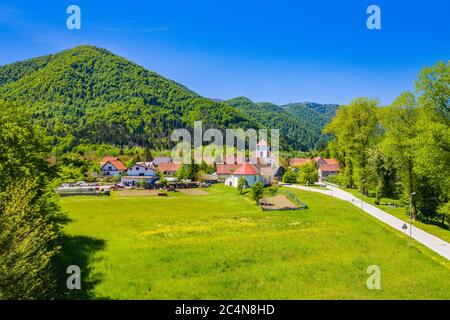 Croatie, belle petite ville de Brod na Kupi dans le canyon de la rivière Kupa dans le kotar de Gorski Banque D'Images