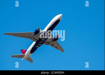 Delta Airlines Boeing 777-200 enregistrement d'avions de passagers N864DA peu après le décollage Banque D'Images