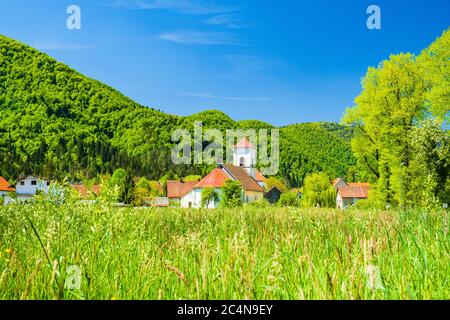 Croatie, belle petite ville de Brod na Kupi dans le canyon de la rivière Kupa dans le kotar de Gorski Banque D'Images