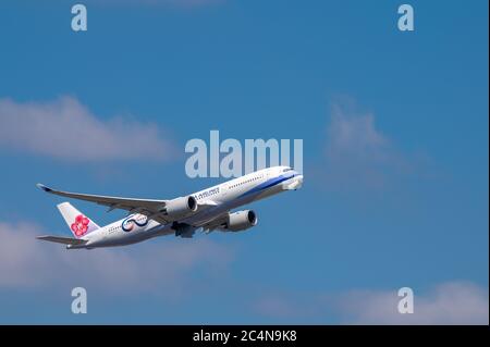 China Airlines Airbus A350-900 enregistrement d'un avion B-18917 peu après le décollage de l'aéroport de Francfort-sur-le-main en Allemagne, en montant dans le ciel Banque D'Images