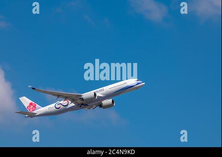 China Airlines Airbus A350-900 enregistrement d'un avion B-18917 peu après le décollage de l'aéroport de Francfort-sur-le-main en Allemagne, en montant dans le ciel Banque D'Images