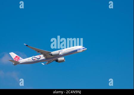 China Airlines Airbus A350-900 enregistrement d'un avion B-18917 peu après le décollage de l'aéroport de Francfort-sur-le-main en Allemagne, en montant dans le ciel Banque D'Images