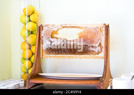 Cadre en bois en nid d'abeille dans le restaurant et citrons mis de côté dans un vase en verre. Banque D'Images